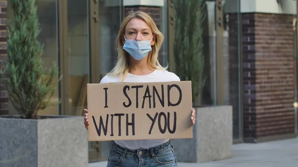 Biała Aktywistka Protestująca Kobieta Masce Medycznej Trzyma Kartonowy Plakat Sloganem — Zdjęcie stockowe
