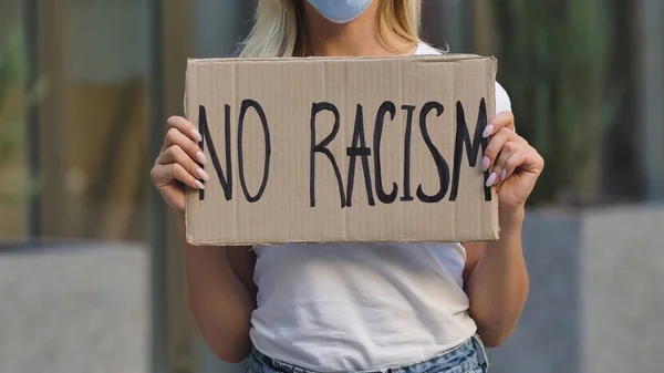 Žádný Racism Papírovém Plakátu Rukou Aktivistky Protestantky Zastavte Rasismus Žádný — Stock fotografie