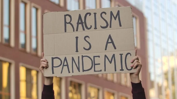 Racismo Uma Pandemia Cartaz Papelão Mãos Ativista Manifestante Sexo Masculino — Fotografia de Stock