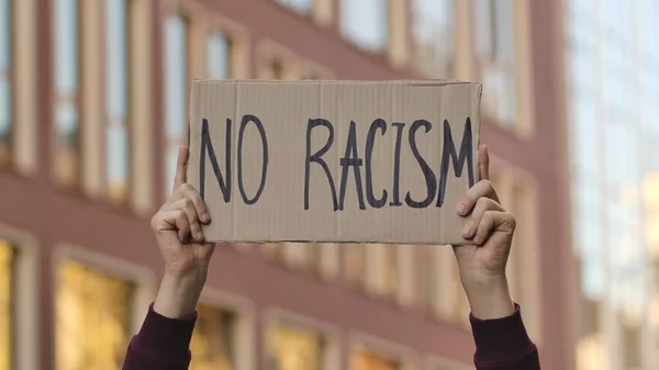 Racism Картонном Плакате Руках Активиста Протестующего Прекратите Расизм Никакого Расизма — стоковое фото