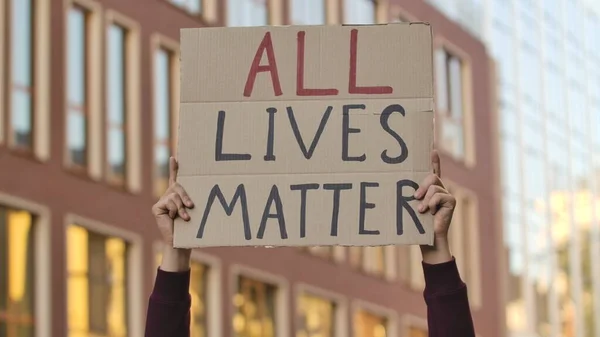 Alle Lives Matter Kartonnen Affiche Handen Van Mannelijke Demonstrant Activist — Stockfoto