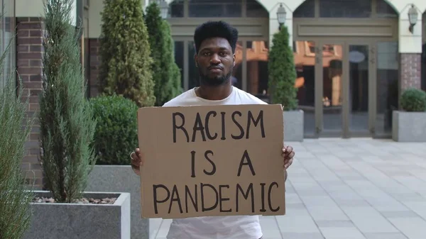 Молодой Афроамериканец Стоит Картонным Плакатом Racism Pandemic Открытом Воздухе Антирасистское — стоковое фото