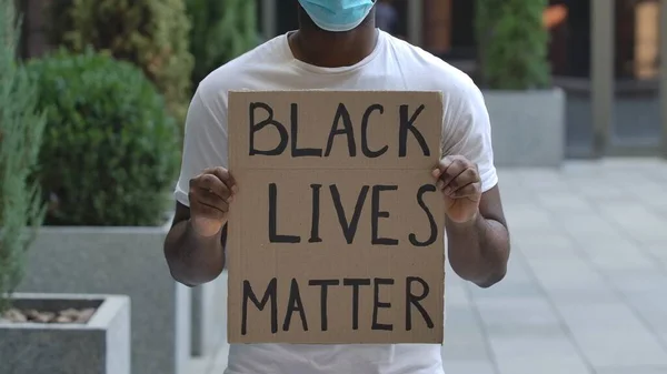 Black Lives Matter Kartondobozon Afro Amerikai Férfi Tüntető Aktivista Kezében — Stock Fotó