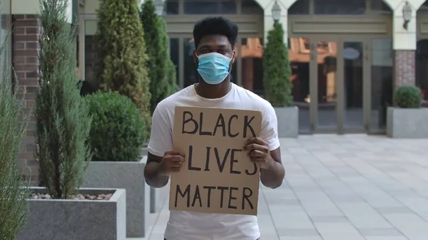 Ung Afroamerikansk Man Medicinsk Mask Står Med Kartong Affisch Black — Stockfoto
