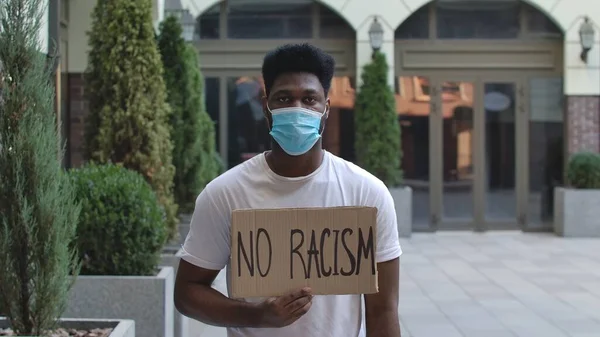 Fiatal Afro Amerikai Férfi Orvosi Maszkban Áll Egy Karton Poszter — Stock Fotó