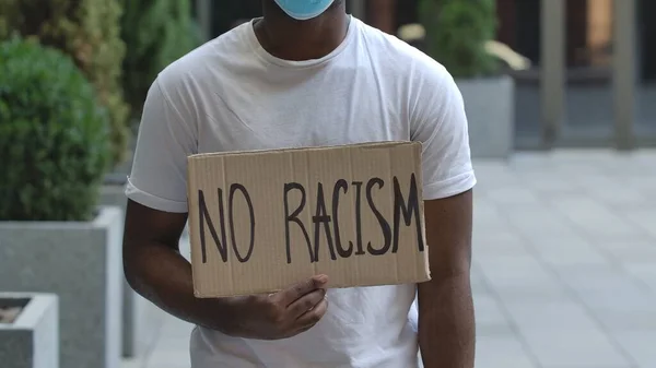 Racism Картонном Плакате Руках Афроамериканского Активиста Протестующего Прекратите Расизм Никакого — стоковое фото