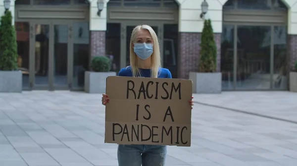 Ativista Protestante Branca Usando Uma Máscara Médica Segura Cartaz Papelão — Fotografia de Stock