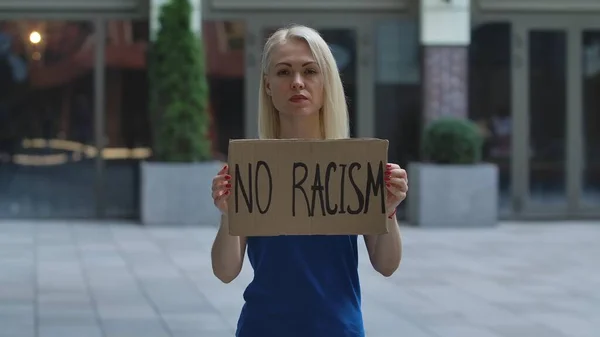 Jonge Vrouw Staat Met Een Kartonnen Poster Geen Racisme Een — Stockfoto