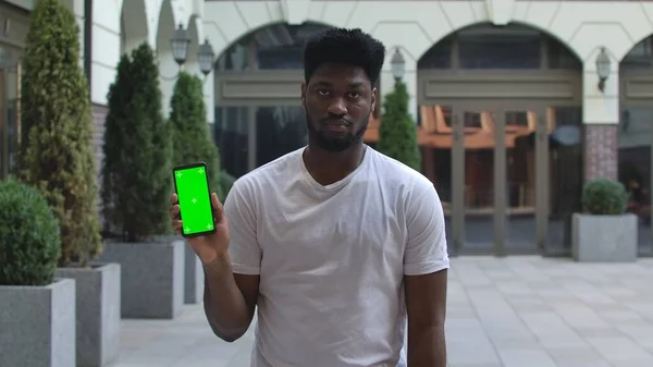 Portrait Young African American Man Showing Camera Smartphone Green Screen — Stock Photo, Image