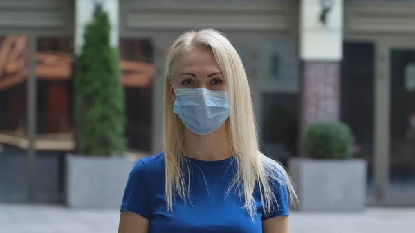 Portret Młodej Kobiety Ochronnej Masce Medycznej Patrzącej Kamerę Blondynka Niebieskiej — Zdjęcie stockowe