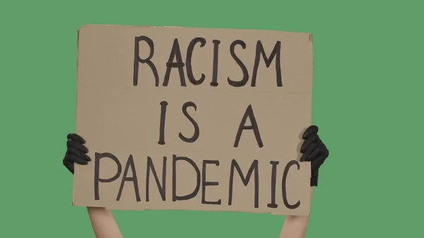 Руки Невідомої Людини Чорних Рукавичках Піднімають Картонний Плакат Racism Pandemic — стокове фото