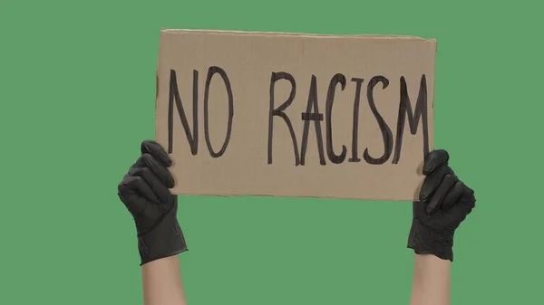Руки Неизвестного Человека Черных Перчатках Поднимают Картонный Плакат Racism Прекратите — стоковое фото