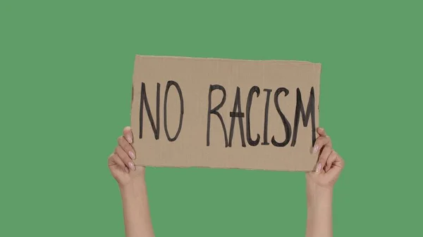 人種差別はしない 段ボールでテキストメッセージをテストします 人種差別はやめなさい 警察の暴力 バナーデザインのコンセプト 緑の画面 クロマキー上のポスターを上げる女性の手 人種差別や警察に反対する集会 — ストック写真