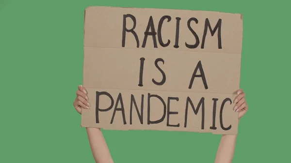 Las Manos Las Mujeres Levantando Cartel Cartón Racismo Pandémico Stop — Foto de Stock
