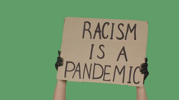 Siyah Eldivenli Kadın Eller Üzerinde Racism Bir Pandemic Olduğunu Yazan — Stok fotoğraf