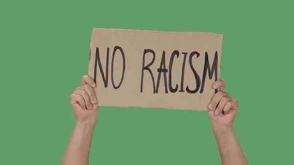 人種差別はしない 段ボールでテキストメッセージをテストします 人種差別はやめなさい 警察の暴力 バナーデザインのコンセプト 緑の画面 クロマキーにポスターを上げる男性の手 人種差別や警察に反対する集会 — ストック写真