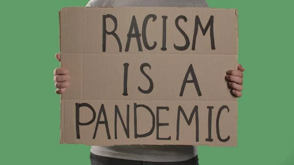 Человек Держит Перед Собой Плакат Картонной Коробки Словами Racism Pandemic — стоковое фото