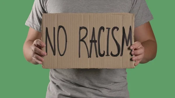 男人面前拿着一张纸板箱里写着 反对种族主义 字样的海报 抗议警察暴力 恐怖和种族主义 罢工和反种族主义的概念 绿色屏幕 — 图库照片