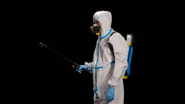 Mężczyzna Kombinezonie Ochronnym Myjką Ciśnieniową Dezynfekuje Sprayem Antyseptycznym Czarnym Tle — Zdjęcie stockowe