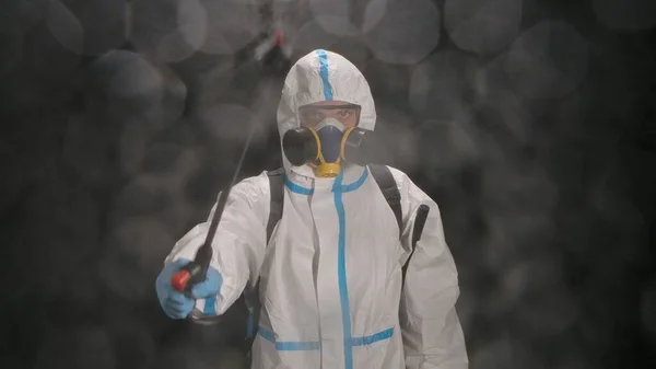 Homem Fato Protecção Com Aparelho Alta Pressão Desinfecta Com Spray — Fotografia de Stock