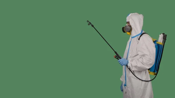 Muž Ochranném Obleku Tlakovou Myčkou Dezinfikuje Infikovanou Oblast Antiseptickým Sprejem — Stock fotografie