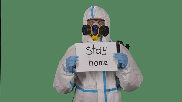 Homme Combinaison Protection Lunettes Gants Respirateur Tenant Signe Stay Home — Photo