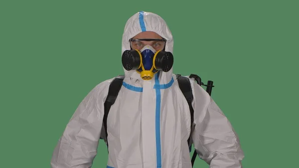 Mann Weißem Schutzanzug Schutzbrille Und Atemschutzmaske Blickt Die Kamera Medizinisches — Stockfoto