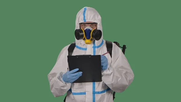 Άνδρας Λευκή Προστατευτική Στολή Γυαλιά Γάντια Και Αναπνευστήρα Ιατρός Εργάτης — Φωτογραφία Αρχείου