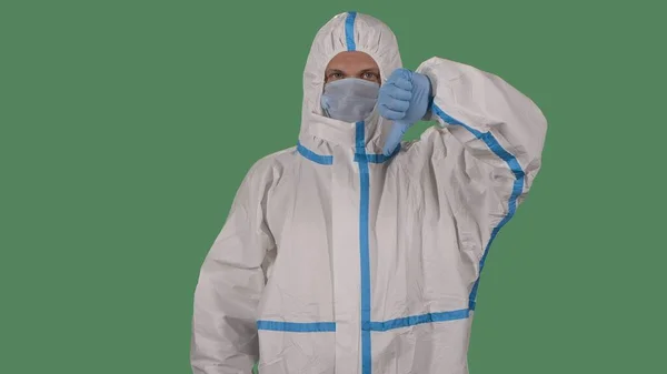白い保護スーツと身振りを示す医療従事者やウイルス学者 人は否定的 推薦されない印を作る ウイルスCovid 19流行概念 緑の画面 — ストック写真