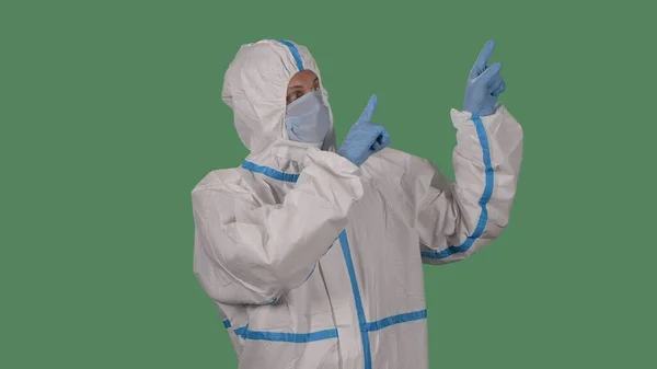 의료인이나 바이러스학자는 손가락을 옆으로 향하게 마스크를 제스처를 만드는 Virus Covid — 스톡 사진