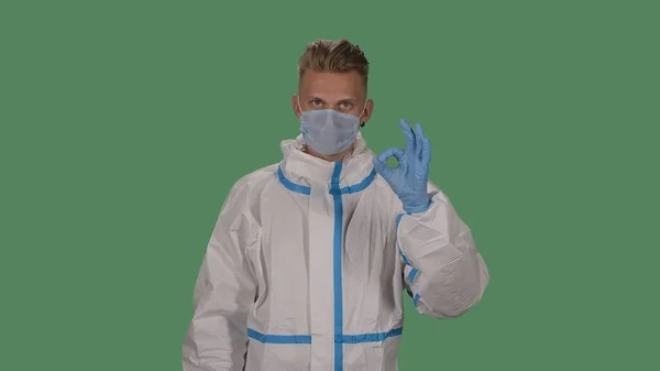 Beyaz Koruyucu Takım Elbiseli Bir Tıp Çalışanı Veya Virolog Tıbbi — Stok fotoğraf