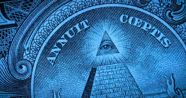 蓝色柔和光线下的一块钱纸钞 宏观拍摄的部分1美元的钞票与金字塔和眼睛的符号 睫状体的标志 美国与第五任总统乔治 华盛顿的货币往来及座右铭 — 图库照片