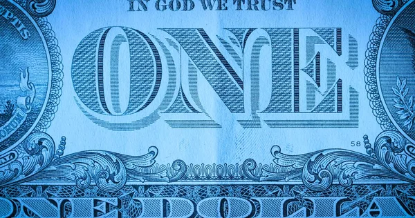 蓝色柔和光线下的一块钱纸钞 宏观拍摄的部分1美元的钞票 面额为一美元的钞票和我们所信赖的神的格言 美国对第五任总统乔治的货币 — 图库照片