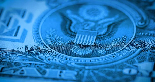 背面的纸钞与鹰徽章在软焦点 一块钱的钞票美元的宏观调控 蓝色背景的钱 — 图库照片