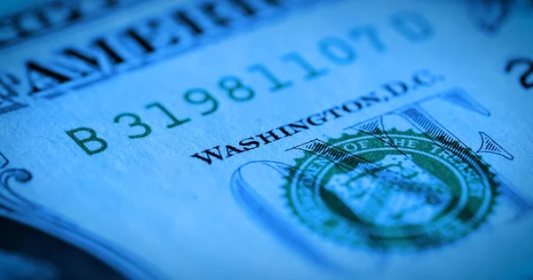 面值为一美元的钞票的正面 上面有钞票的编号和编号 面额为1美元的美国纸币 美元在蓝光下的宏观调控 — 图库照片