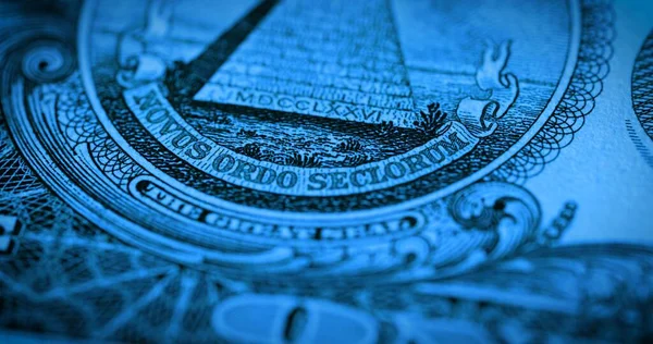 蓝色柔和光线下的一块钱纸钞 宏观拍摄的部分1美元的钞票与符号金字塔和座右铭新星或秒 美国与第五任总统乔治 华盛顿的货币往来 — 图库照片