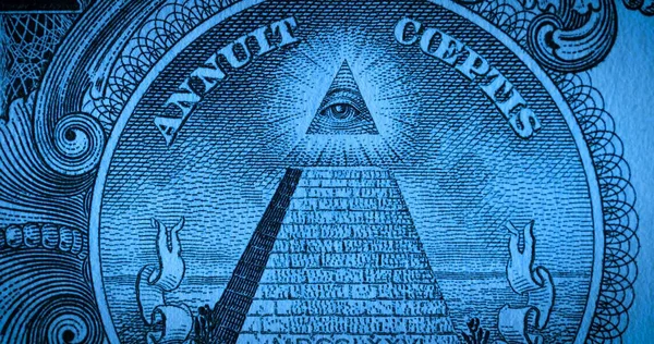 지폐는 파랗고 부드러운 빛으로 매크로는 피라미드와 상징인 지폐의 일부를 찍었다 — 스톡 사진