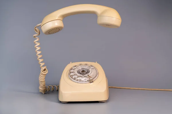 Παλιό Μπεζ Παλιό Περιστροφικό Τηλέφωνο Αφαιρεθεί Κρέμονται Δέκτη Γκρι Φόντο — Φωτογραφία Αρχείου