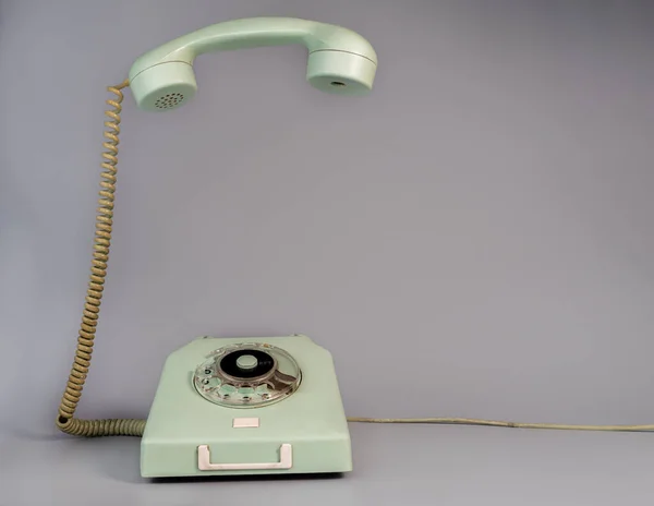 Παλιό Μπλε Παλιό Περιστροφικό Τηλέφωνο Αφαιρεθεί Κρέμονται Δέκτη Γκρι Φόντο — Φωτογραφία Αρχείου