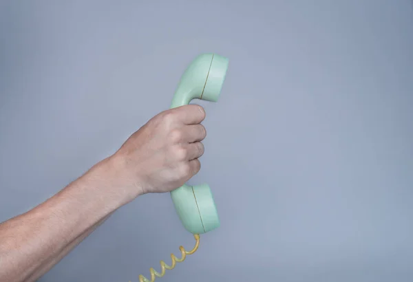 Mão Masculina Segurando Velho Receptor Telefone Plástico Azul Fundo Cinza — Fotografia de Stock