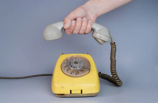 Mans Mão Que Coloca Antigo Receptor Telefone Plástico Nas Alavancas — Fotografia de Stock