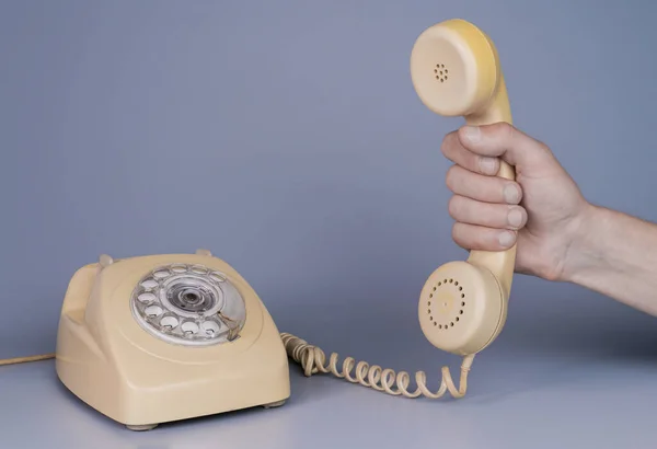 Mão Masculina Segurando Velho Receptor Telefone Plástico Amarelo Perto Telefone — Fotografia de Stock
