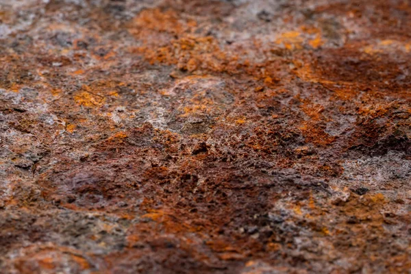 鉄錆の質感の背景 金属錆の背景 腐食鋼 傷やき裂で金属質 黄色とオレンジの腐食パターンを持つ錆びた茶色の金属板の表面のマクロショット — ストック写真