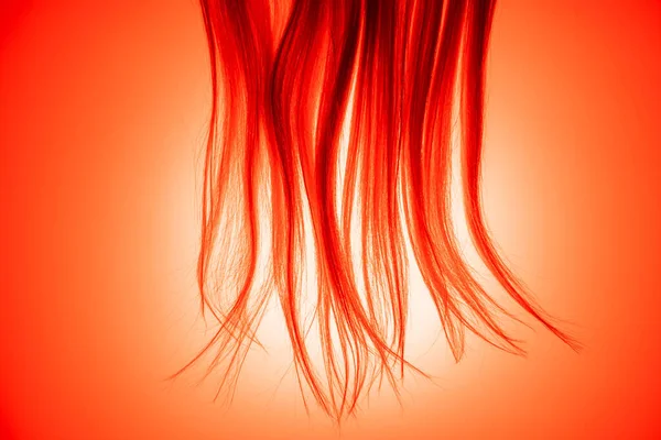 Część Blond Włosów Oświetlona Czerwonym Światłem Sznury Jasnych Kobiecych Włosów — Zdjęcie stockowe