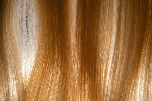 自然的白色光滑的头发被光照亮了 女人的头发梳得漂漂亮亮的 一头金发 宏观拍摄的健康的直发漂白 女人合成假发 头发护理 — 图库照片