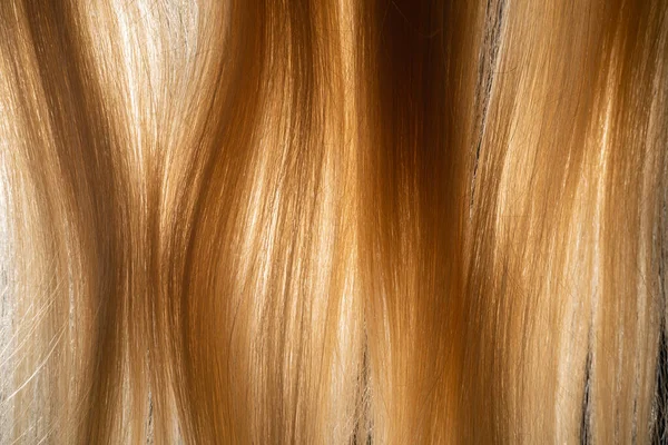 자연스럽게 머리카락 빛나고 있습니다 여자들은 금발이고 용모가 단정하다 매크로 머리카락 — 스톡 사진