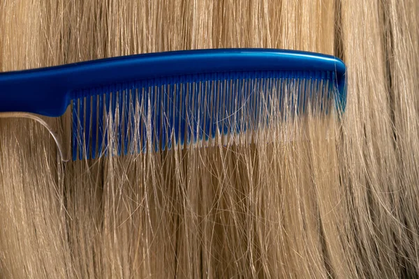 Macro Shot Combing Blond Smooth Female Hair Detail View Blue — Stock Photo, Image