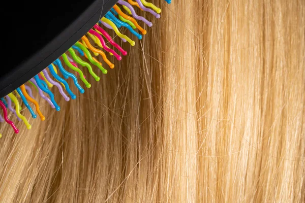 Sarışın Pürüzsüz Kadın Saçlarını Tararken Makro Çekim Renkli Bir Saç — Stok fotoğraf