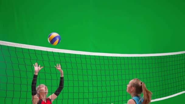 파란색 빨간색 유니폼을 화면에서 배구를 있습니다 선수들 네트를 연습을 경쟁의 — 비디오