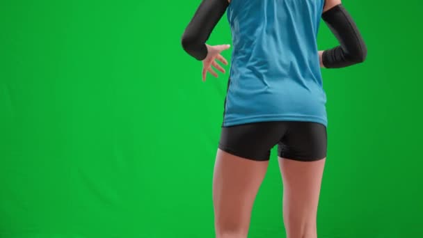 女子排球运动员在绿色屏幕上背对着她的手指手势的背影 年轻女子跳起来 并显示出一个 两个手指和拳头 职业排球比赛 — 图库视频影像